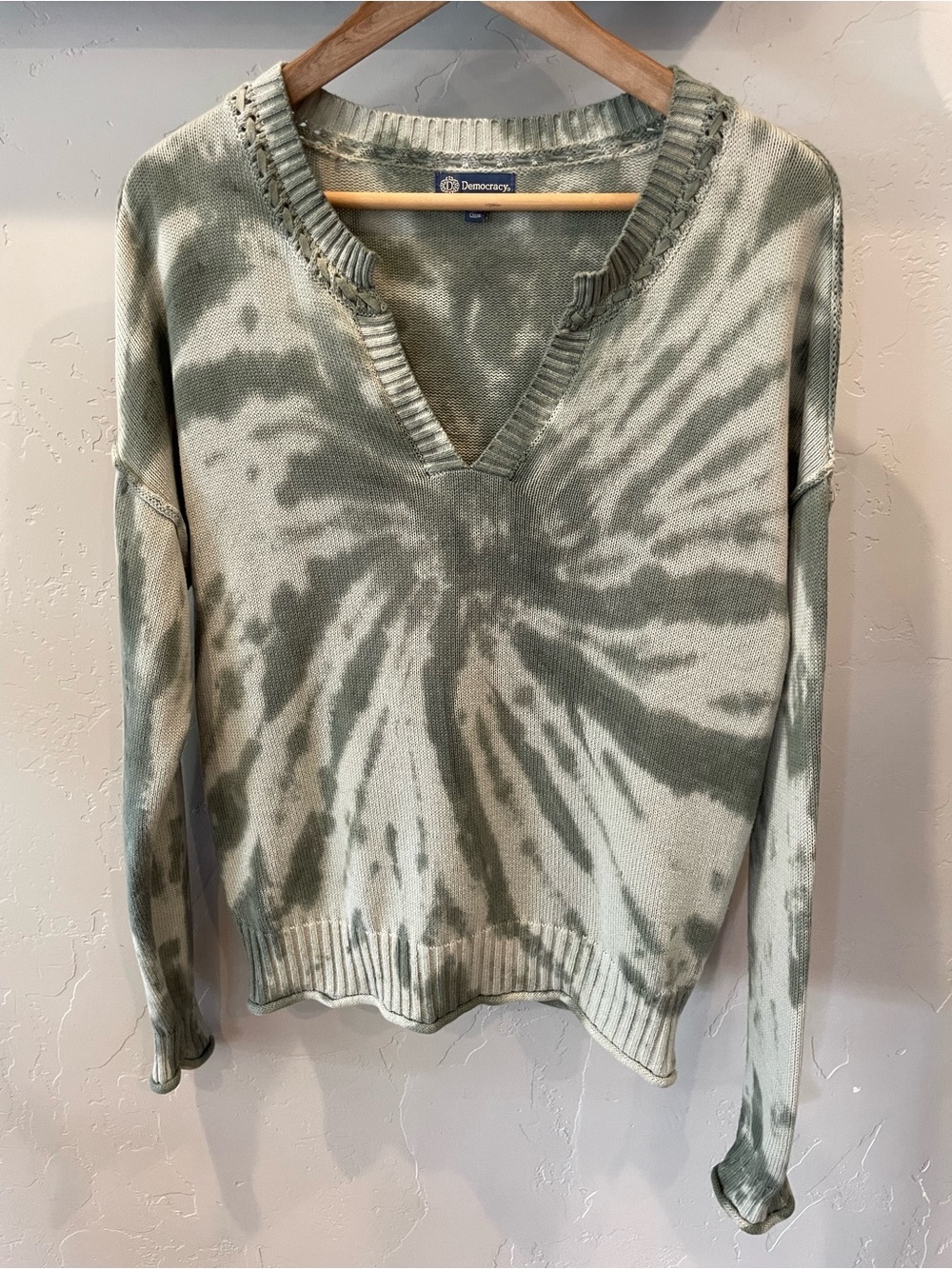 New Democracy 100% cotton lightweight Olive Tie-Dye V-Neck Sweater M